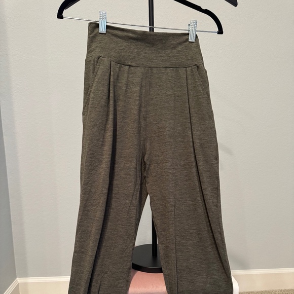 Vuori Lux At Ease Pant Women's Heather Green Performance Pants Size Medium - Picture 2 of 3